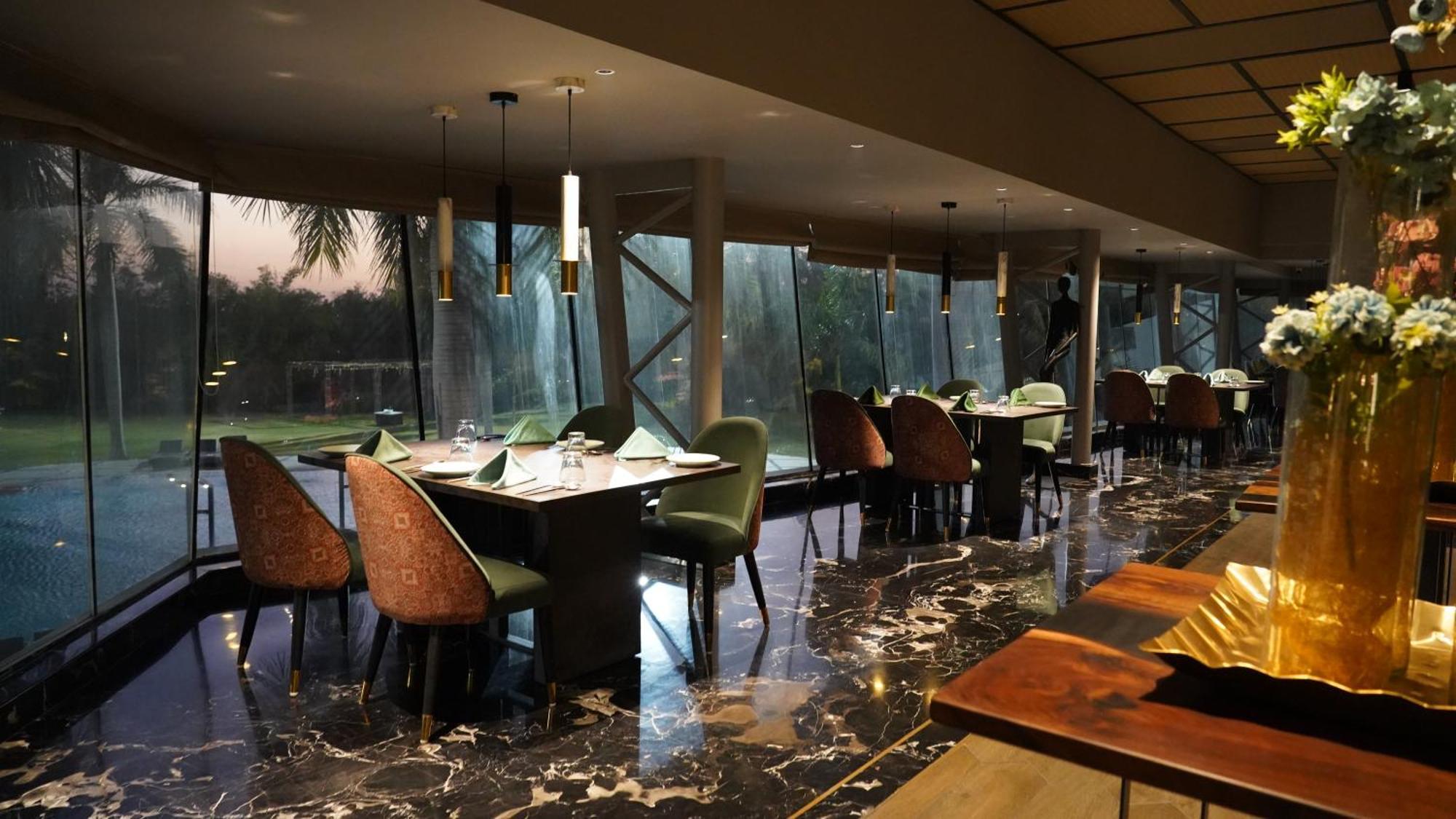 Hotel Seasons Rajkot Exterior foto