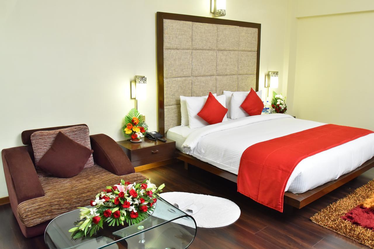 Hotel Seasons Rajkot Exterior foto