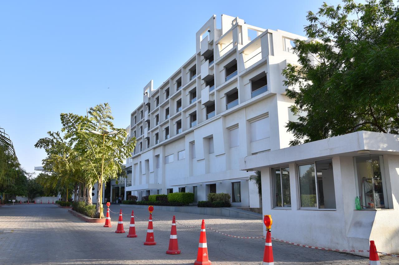 Hotel Seasons Rajkot Exterior foto